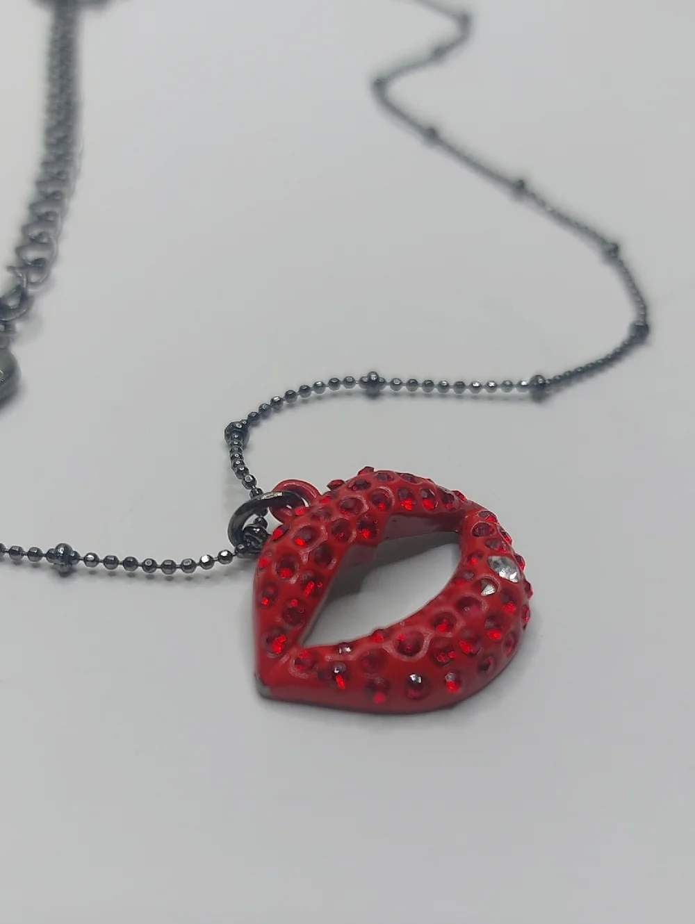 Betsey Johnson Kiss Me Sparkly Red Lips Dainty Gun Metal Chain Pendant Necklace